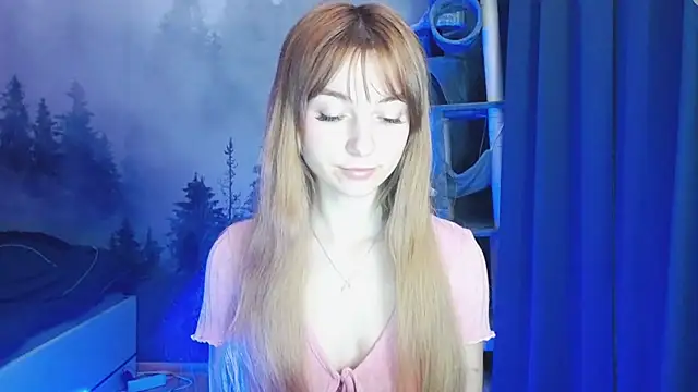 Snapshot of LuciaYoung chatting on January 4, 4:11 pm LuciaYoung online show from January 4, 4:11 pm