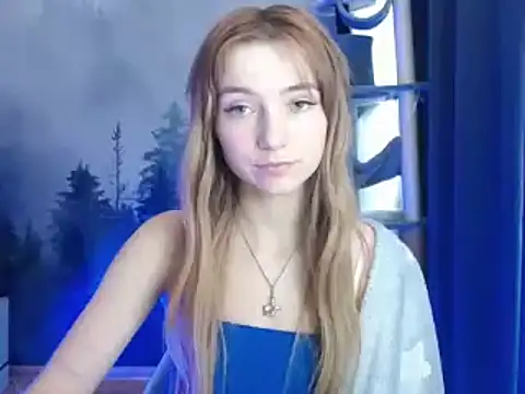 Snapshot of LuciaYoung chatting on January 7, 10:22 am LuciaYoung online show from January 7, 10:22 am