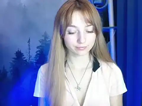 Snapshot of LuciaYoung chatting on January 7, 10:19 pm LuciaYoung online show from January 7, 10:19 pm
