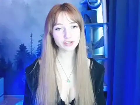 Snapshot of LuciaYoung chatting on January 8, 10:26 am LuciaYoung online show from January 8, 10:26 am