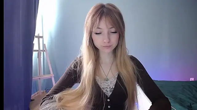 Snapshot of LuciaYoung chatting on February 18, 9:43 am LuciaYoung online show from February 18, 9:43 am