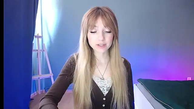 Snapshot of LuciaYoung chatting on February 18, 1:22 pm LuciaYoung online show from February 18, 1:22 pm