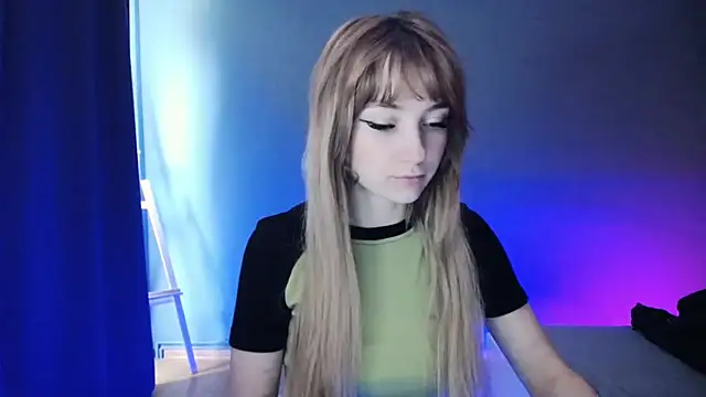 Snapshot of LuciaYoung chatting on February 19, 7:17 am LuciaYoung online show from February 19, 7:17 am