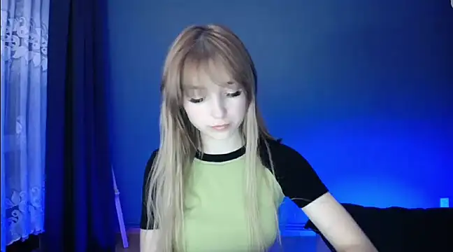 Snapshot of LuciaYoung chatting on February 26, 7:27 pm LuciaYoung online show from February 26, 7:27 pm