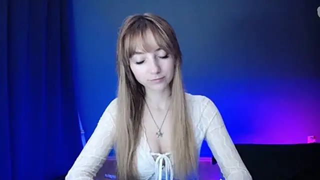 Snapshot of LuciaYoung chatting on February 28, 7:35 pm LuciaYoung online show from February 28, 7:35 pm