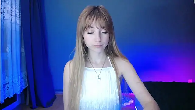 Snapshot of LuciaYoung chatting on March 1, 10:31 pm LuciaYoung online show from March 1, 10:31 pm