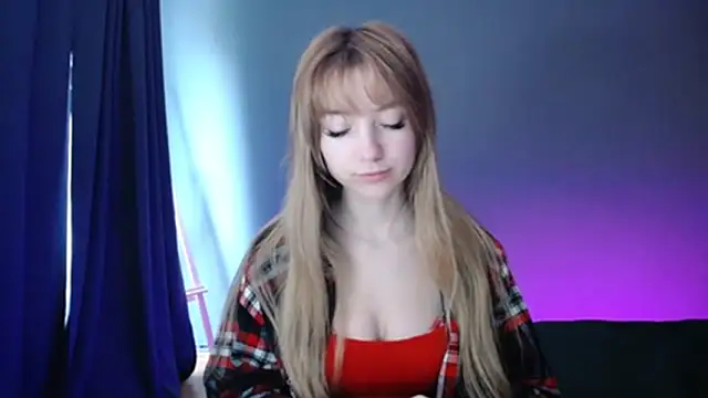 Snapshot of LuciaYoung chatting on March 3, 7:21 am LuciaYoung online show from March 3, 7:21 am