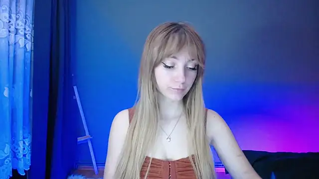 Snapshot of LuciaYoung chatting on March 5, 10:21 pm LuciaYoung online show from March 5, 10:21 pm