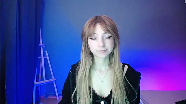 Snapshot of LuciaYoung chatting on March 8, 10:24 pm LuciaYoung online show from March 8, 10:24 pm