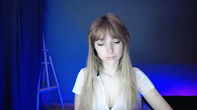 Snapshot of LuciaYoung chatting on March 9, 7:15 pm LuciaYoung online show from March 9, 7:15 pm