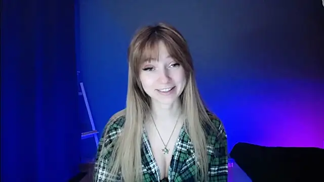 Snapshot of LuciaYoung chatting on March 10, 7:40 pm LuciaYoung online show from March 10, 7:40 pm