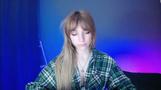 Snapshot of LuciaYoung chatting on March 10, 10:45 pm LuciaYoung online show from March 10, 10:45 pm