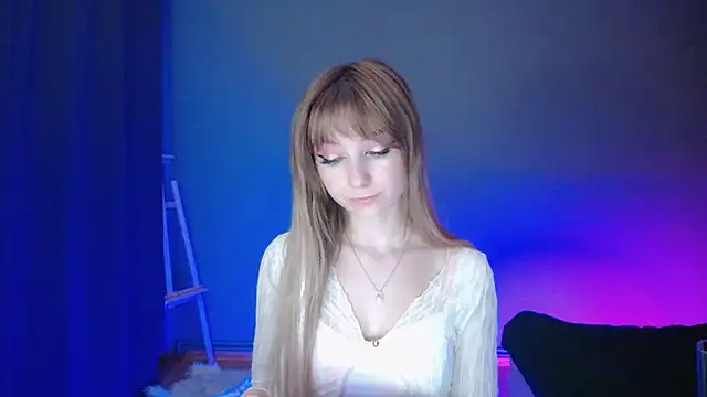 Snapshot of LuciaYoung chatting on March 11, 10:31 pm LuciaYoung online show from March 11, 10:31 pm