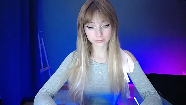 Snapshot of LuciaYoung chatting on March 18, 7:31 pm LuciaYoung online show from March 18, 7:31 pm