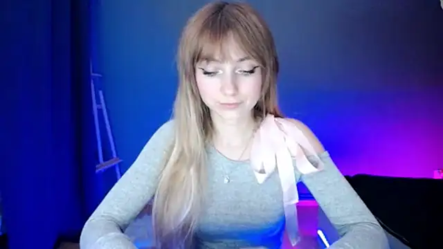 Snapshot of LuciaYoung chatting on March 18, 10:37 pm LuciaYoung online show from March 18, 10:37 pm