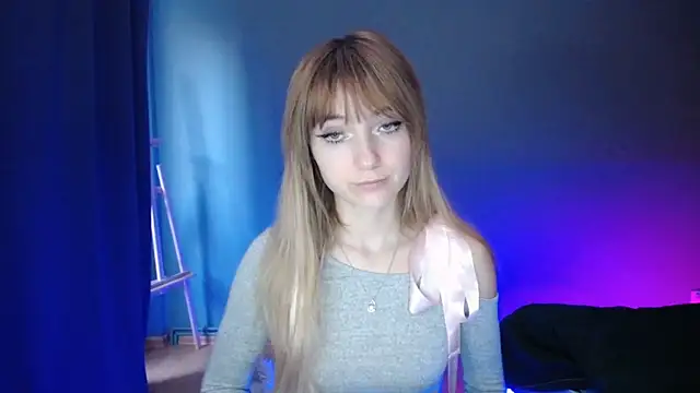 Snapshot of LuciaYoung chatting on March 19, 4:34 pm LuciaYoung online show from March 19, 4:34 pm
