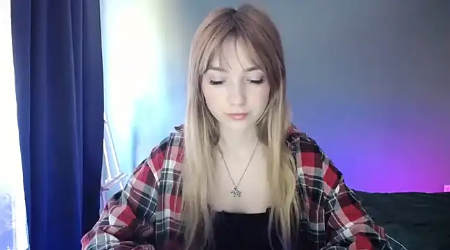 Snapshot of LuciaYoung chatting on March 20, 1:15 pm LuciaYoung online show from March 20, 1:15 pm