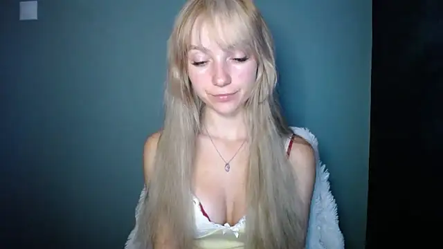 Snapshot of LuciaYoung chatting on September 13, 6:40 pm LuciaYoung online show from September 13, 6:40 pm