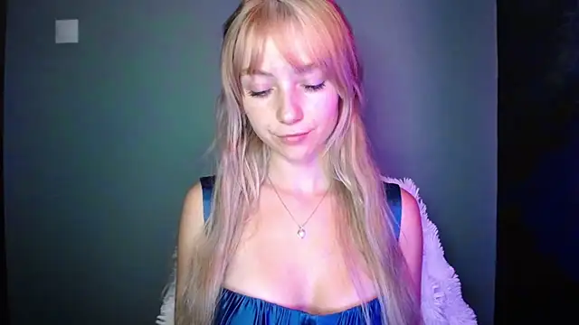 Snapshot of LuciaYoung chatting on September 17, 6:31 pm LuciaYoung online show from September 17, 6:31 pm