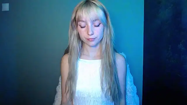 Snapshot of LuciaYoung chatting on September 21, 7:26 pm LuciaYoung online show from September 21, 7:26 pm