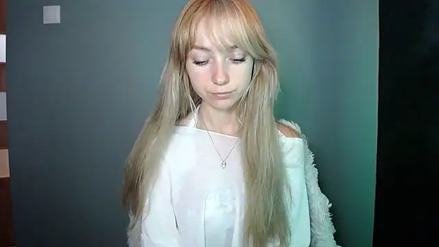 Snapshot of LuciaYoung chatting on September 23, 12:19 pm LuciaYoung online show from September 23, 12:19 pm