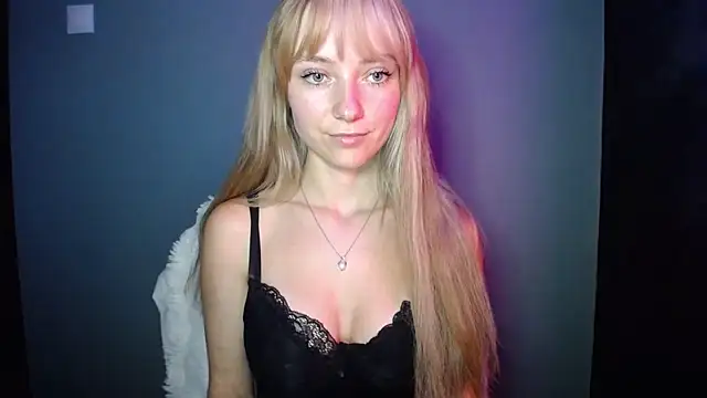 Snapshot of LuciaYoung chatting on September 25, 6:55 pm LuciaYoung online show from September 25, 6:55 pm