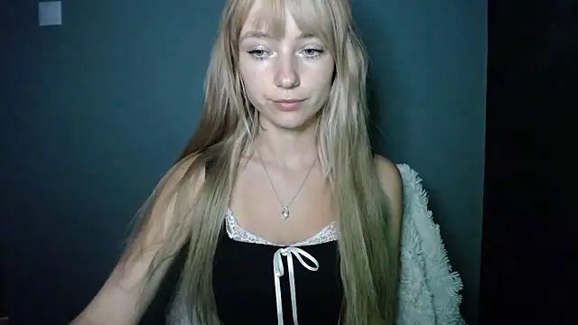 Snapshot of LuciaYoung chatting on September 26, 7:01 am LuciaYoung online show from September 26, 7:01 am