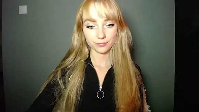 Snapshot of LuciaYoung chatting on October 1, 6:14 pm LuciaYoung online show from October 1, 6:14 pm