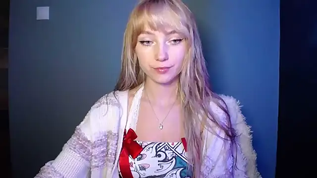 Snapshot of LuciaYoung chatting on October 4, 6:17 pm LuciaYoung online show from October 4, 6:17 pm