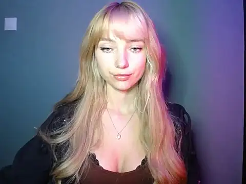 Snapshot of LuciaYoung chatting on October 6, 6:27 pm LuciaYoung online show from October 6, 6:27 pm