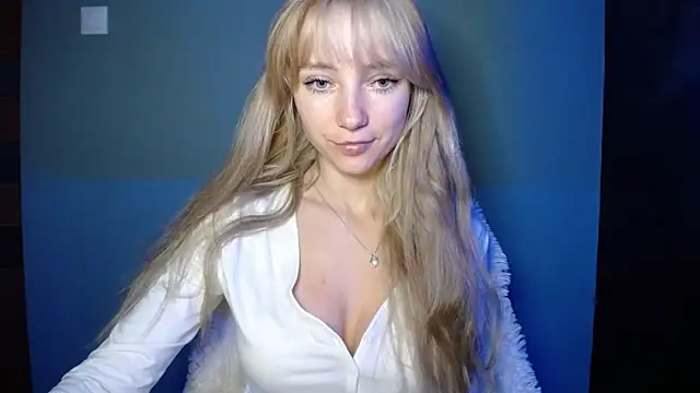 Snapshot of LuciaYoung chatting on October 11, 5:28 am LuciaYoung online show from October 11, 5:28 am