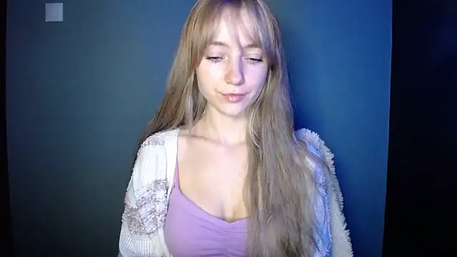 Snapshot of LuciaYoung chatting on October 15, 6:30 pm LuciaYoung online show from October 15, 6:30 pm