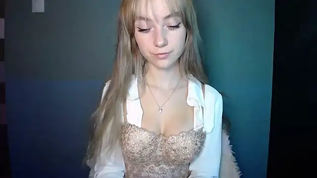 Snapshot of LuciaYoung chatting on October 16, 2:29 pm LuciaYoung online show from October 16, 2:29 pm