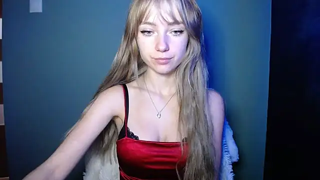 Snapshot of LuciaYoung chatting on October 17, 12:30 pm LuciaYoung online show from October 17, 12:30 pm