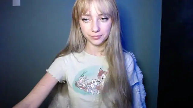 Snapshot of LuciaYoung chatting on October 23, 6:23 am LuciaYoung online show from October 23, 6:23 am