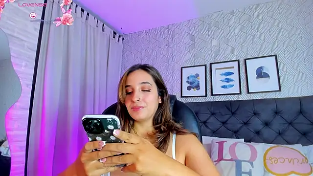 Snapshot of emma__smith1 chatting on February 8, 2:49 pm emma smith1 online show from February 8, 2:49 pm