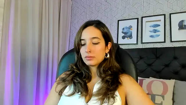 Snapshot of emma__smith1 chatting on February 13, 12:21 pm emma smith1 online show from February 13, 12:21 pm