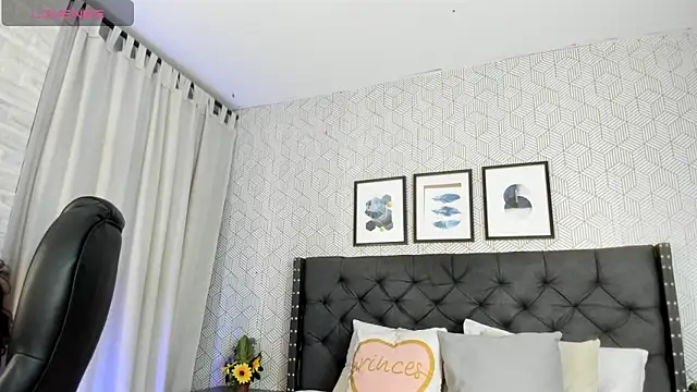 Snapshot of emma__smith1 chatting on February 19, 12:22 pm emma smith1 online show from February 19, 12:22 pm