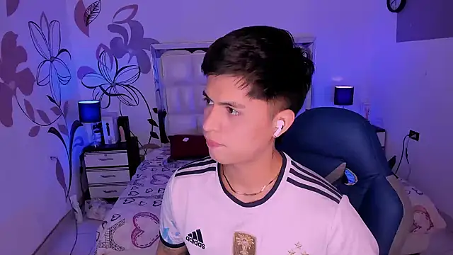 Niicky1  online show from December 13, 8:26 pm