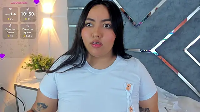 Snapshot of LucciaPorter chatting on June 23, 3:32 pm LucciaPorter online show from June 23, 3:32 pm
