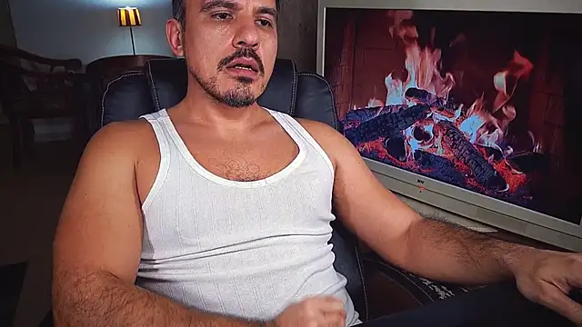 Snapshot of officeman7 chatting on December 25, 8:28 pm officeman7 online show from December 25, 8:28 pm