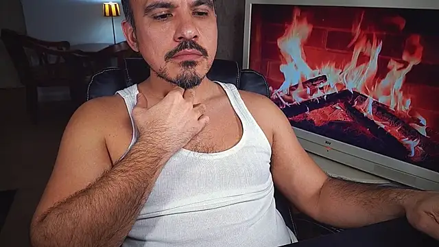 Snapshot of officeman7 chatting on February 7, 8:10 pm officeman7 online show from February 7, 8:10 pm