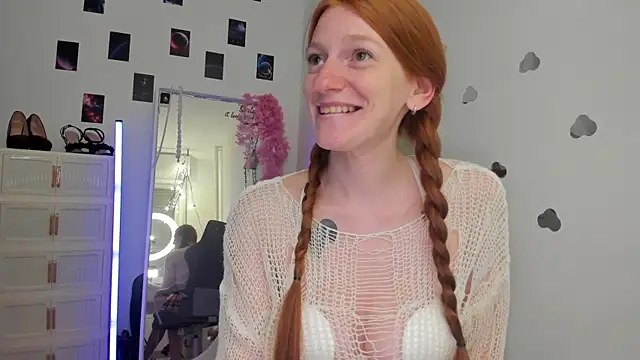 Snapshot of Aliceginger99 chatting on May 19, 1:28 pm Aliceginger99 online show from May 19, 1:28 pm