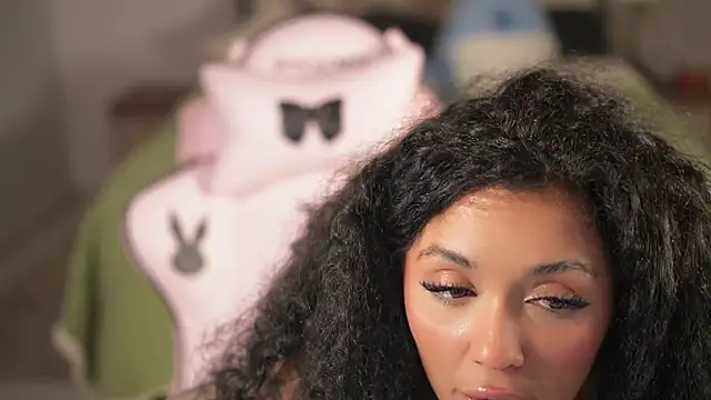 Snapshot of Moan4u chatting on December 16, 4:23 am Moan4u online show from December 16, 4:23 am