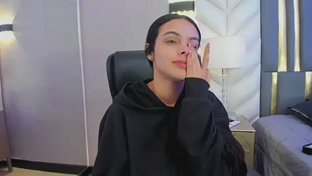 ChloeHarper  online show from April 15, 12:01 pm