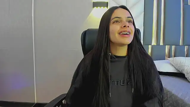 Snapshot of ChloeHarper_ chatting on June 13, 11:52 am ChloeHarper online show from June 13, 11:52 am