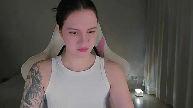 Snapshot of Sonia_moon_ chatting on December 6, 1:40 am Sonia moon online show from December 6, 1:40 am