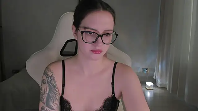 Snapshot of Sonia_moon_ chatting on December 6, 4:47 am Sonia moon online show from December 6, 4:47 am