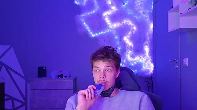 DENIS HERE online show from December 29, 5:33 pm