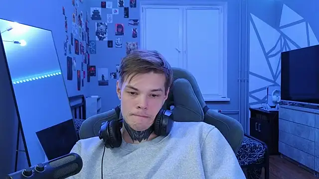 DENIS HERE online show from March 1, 11:37 pm